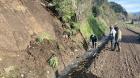 Desprendimiento de cerro y falta de agua complican a vecinos de Trumao