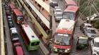 Corte en Altamirano provoca arriesgadas maniobras de micros por vías alternativas