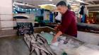Pescadores y comerciantes afrontan el mes más crudo por la veda de la merluza común