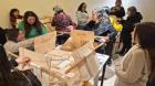 Mujeres de Castro fortalecen sus habilidades con taller de telar en macramé