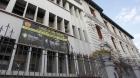 Encapuchados queman basureros de baños en el Liceo de Aplicación