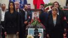Senadora Paulina Núñez en la guardia de honor junto al féretro del expresidente del PS Camilo Escalona