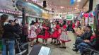 Intervención folclórica llevó cuecas y música chilota al Terminal Municipal de Castro