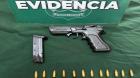 Sorprenden a dos sujetos con arma de fuego al interior de un vehículo en el centro de Iquique