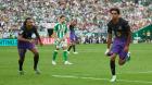 Con uno menos: El Betis de Pellegrini no pudo ante el Barcelona de Lamine Yamal y perdió como local