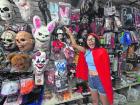 Alta demanda de disfraces en el centro de Iquique por Halloween