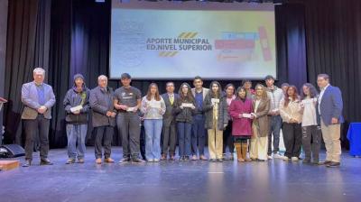 Más de 600 estudiantes universitarios recibieron apoyo municipal en Angol