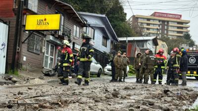 [FOTOS] Quince familias tuvieron que ser evacuadas por derrumbe en población Modelo de Puerto Montt