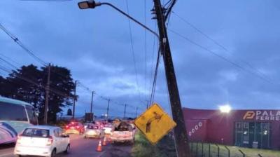 Corte de energía en Alerce por choque de poste se mantendrá hasta las 15:00 horas