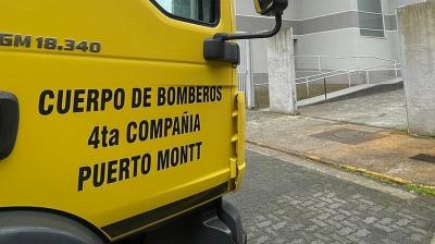 Falla en esposas complicó formalización de imputada en tribunal de Puerto Montt