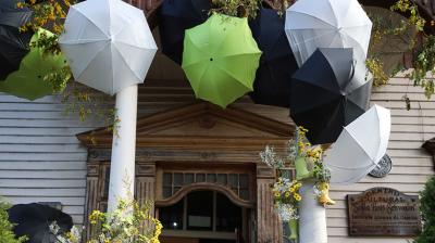 Club de Jardines de Osorno realiza creativa intervención con paraguas en el exterior del Centro Cultural Sofía Hott
