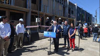 Ministro Montes da el vamos a obras de 84 viviendas en El Olivar tras megaincendi en Viña