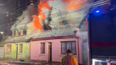 Gran incendio afectó a dos viviendas en Concepción: trabajaron más de 160 voluntarios de Bomberos