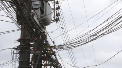 Impulsan coordinación con municipios para eliminar cables en desuso en Los Lagos