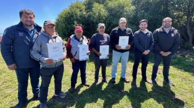 Vecinos del sector sur de Isla Mocha reciben actas de radicación por parte de Bienes Nacionales