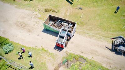 Realizan operativo de limpieza en Isla Santa María: se instalaron contenedores para el retiro de objetos en desuso