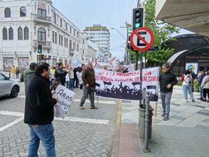 Locatarios del Mercado Municipal de Valdivia protestan contra “privatización” del recinto