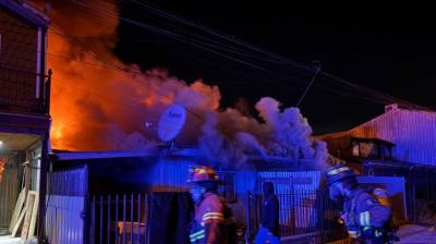 Incendio destruyó tres casas y dañó otras dos en población Padre Hurtado de Puerto Montt