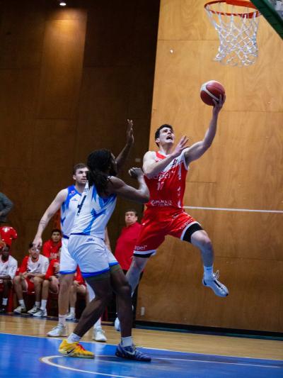 El CDV derrotó 77-68 a Puerto Varas y lidera 2-1 la serie