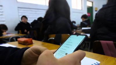 Senado respalda proyecto que prohíbe uso de celulares en los colegios y pasa a la Cámara