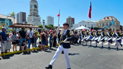 Cientos de tarapaqueños asistieron al desfile conmemorativo por el 146° aniversario de la ciudad de Iquique