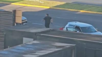 Médico es detenido por amenazar y patear a conductor: efectuó disparos en avenida en el sur de Iquique