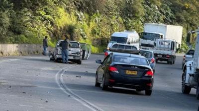 Ancud: 3 lesionados dejó colisión entre bus y camioneta en Mechaico