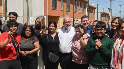 Montes entrega viviendas a damnificados y da inicio a obras de edificio industrializado en Quilpué