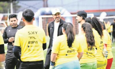 Claudio Bravo realizó clínica en Valdivia como parte de su última gira