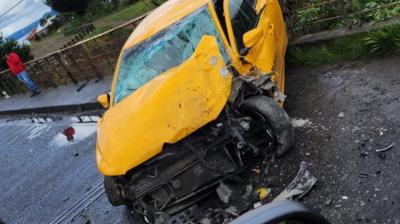 Colisión entre taxi y camión en puente Llicaldad dejó a cinco personas lesionadas