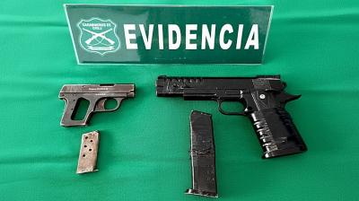 Sorprenden a joven con dos armamentos en la vía pública en el sur de Iquique