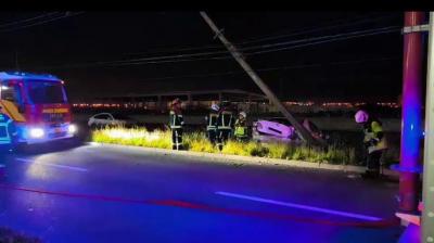 Vehículo chocó con poste eléctrico en sector Caletera: No hubo lesionados