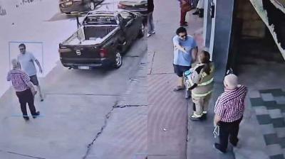 [VIDEO] Denuncian “acto de cobardía y matonaje” de conductor contra bombero de Quillota por estacionamiento