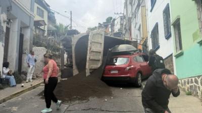 [VIDEO] Camión volcó en subida El Litre y cayó sobre auto estacionado en Valparaíso