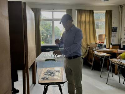 En Valdivia: el senador De Urresti votó en la Escuela Alemania