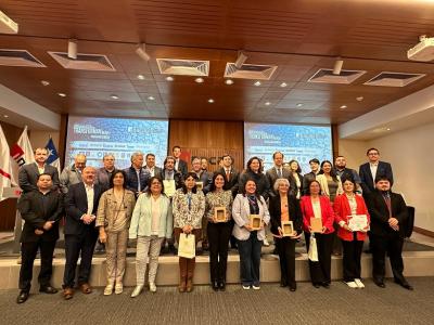 Liceos de la provincia de Valdivia reciben reconocimientos por trayectorias educativas