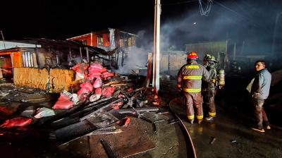 [FOTOS] Dos personas lesionadas y dos viviendas destruidas dejó incendio estructural en Quillota