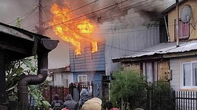 Vivienda de dos pisos fue consumida por un incendio en población Padre Hurtado de Puerto Montt