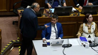 Por tratarlo de corrupto: declaran inadmisible querella presentada por senador Espinoza contra Manouchehri