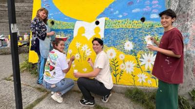 En Chonchi personas mayores y jóvenes participaron en actividad en muralismo intergeneracional