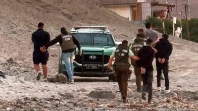 Recuperan dos camionetas robadas y detienen a cuatro sujetos en el sector de Playa Blanca en Iquique