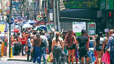 Antofagastinos repletan el centro por últimas compras navideñas en Antofagasta