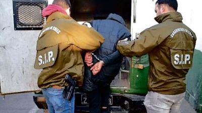 Arrestan a hombre por intentar asfixiar a su pareja con almohada en su cara