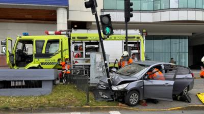 Conductor ebrio chocó con un semáforo en pleno centro de Puerto Montt