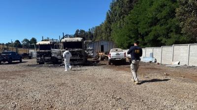 Sujetos armados intimidan a trabajadores y queman dos camiones en predio forestal de Collipulli