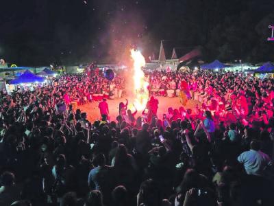 En Lanco realizaron la "Quema del mono" para despedir el 2025