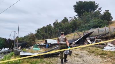 Labocar y SIP de Carabineros indagan muerte de niños en incendio en isla Huar de Calbuco