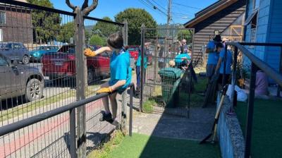 Estudiantes universitarios realizan trabajos solidarios en Dalcahue durante voluntariado de verano