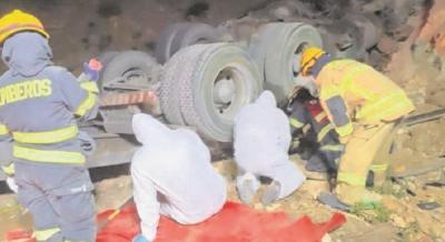 Nueva tragedia en ruta fronteriza en Arica: dos adultos fallecieron en volcamiento de camión con patente boliviana