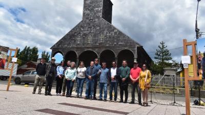 Quinchao presentó la exposición fotográfica “Miradas de Fe” en plaza de Armas